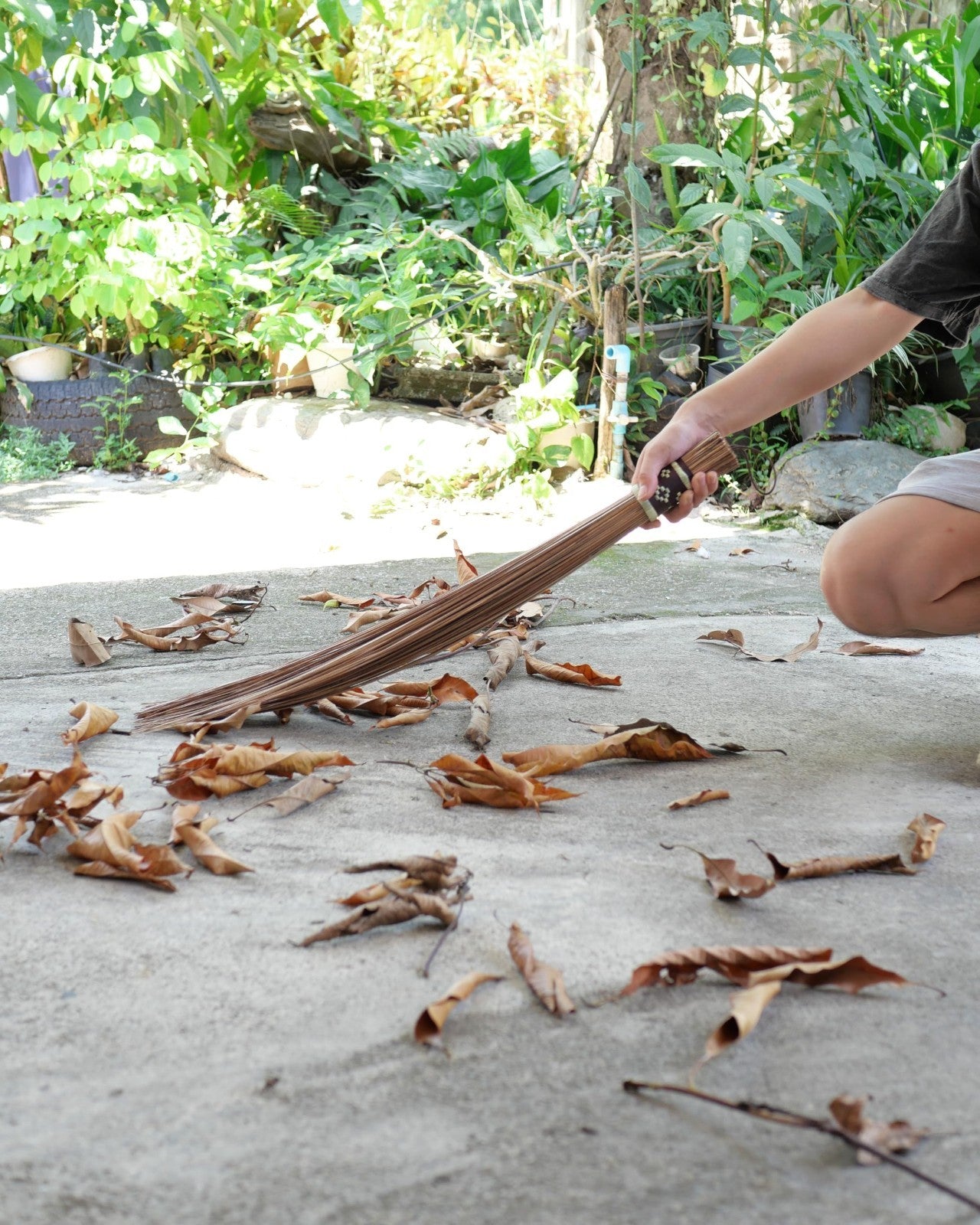 32" Heavy Duty Outdoor Coconut Leaf Broom - Sturdy Multi-Surface Cleaning Tool5