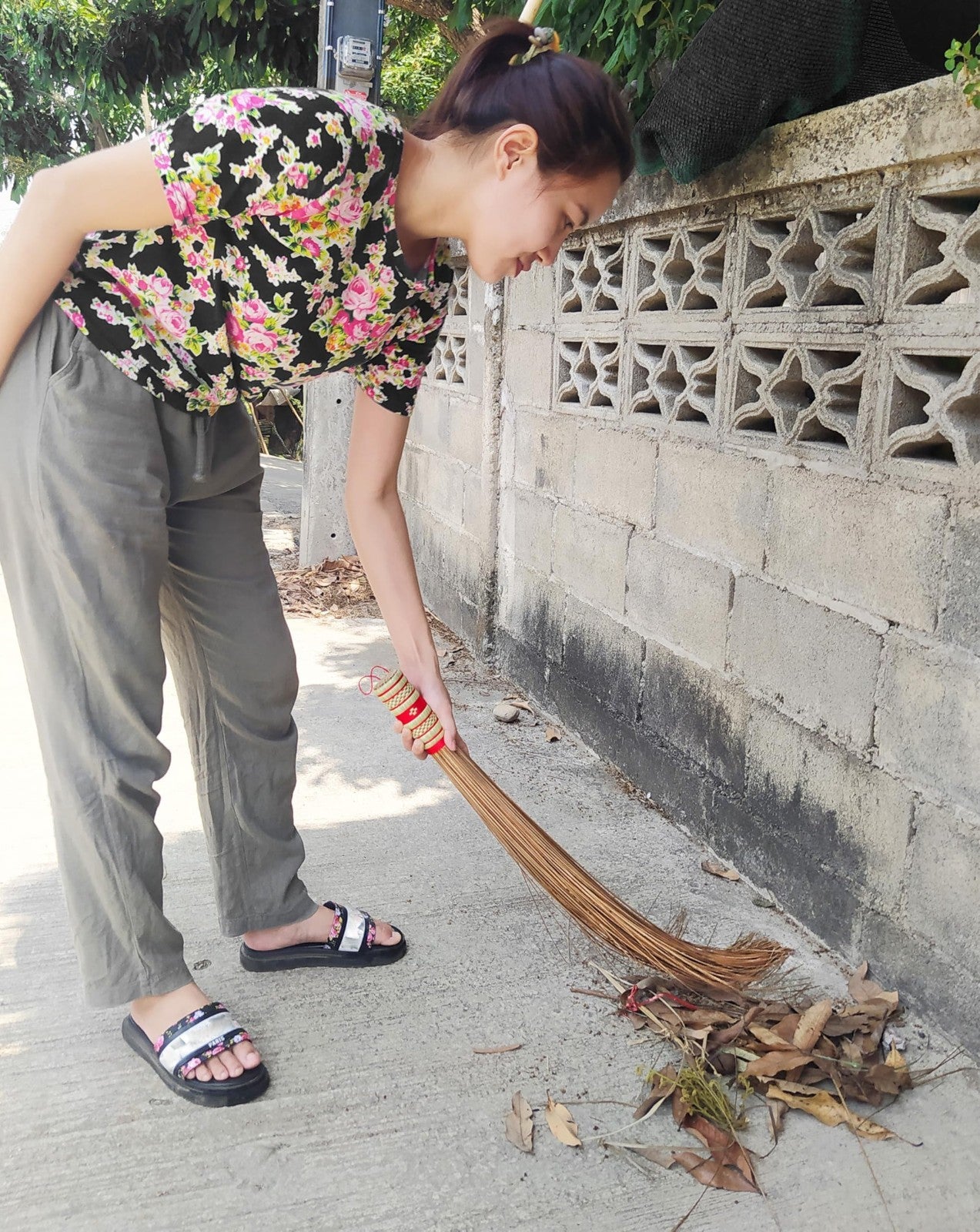 32" Heavy Duty Outdoor Coconut Leaf Broom - Multi-Surface Rustic Thai Broom3
