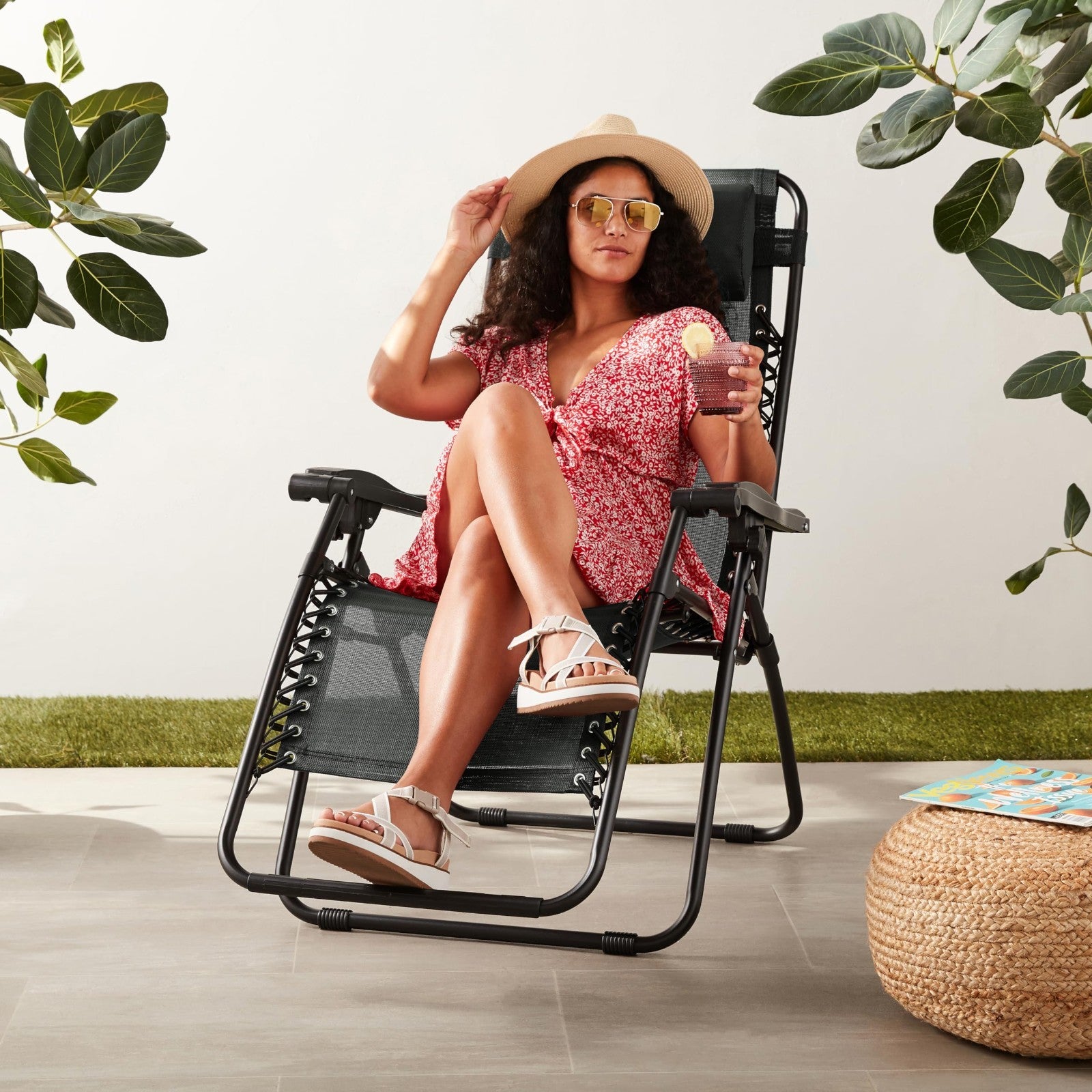 Zero Gravity Lounge Chair with Pillow   Foldable Outdoor Recliner, 300 lb Capaci2